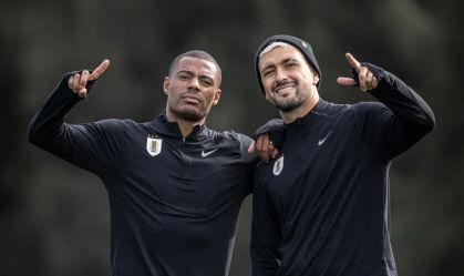 Nico De La Cruz e Arrascaeta, atletas do Flamengo, em treino do Uruguai