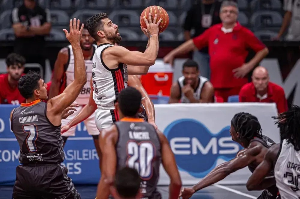 Unifacisa e Flamengo se enfrentam no NBB