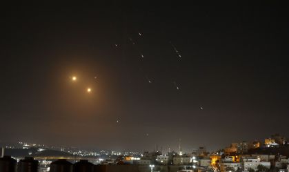 Irã lança ataque de mísseis contra Israel, que alerta para "consequências"
