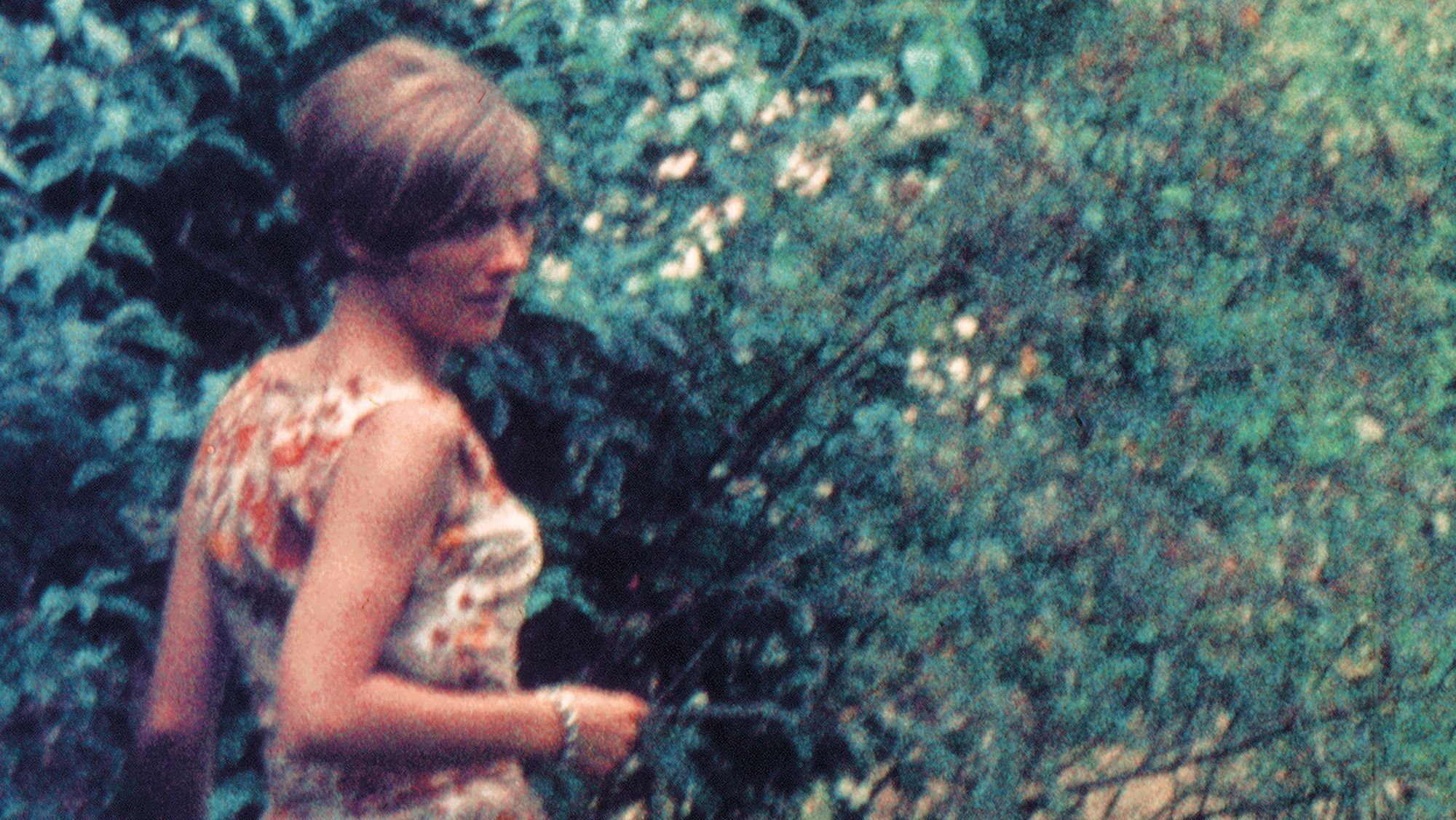 Caroline Furneaux ficou surpresa e encantada com as fotos de mulheres anônimas que encontrou entre os negativos de 35 mm de seu falecido pai