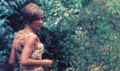 Fotógrafa encontra negativos do pai com possíveis amantes e faz livro