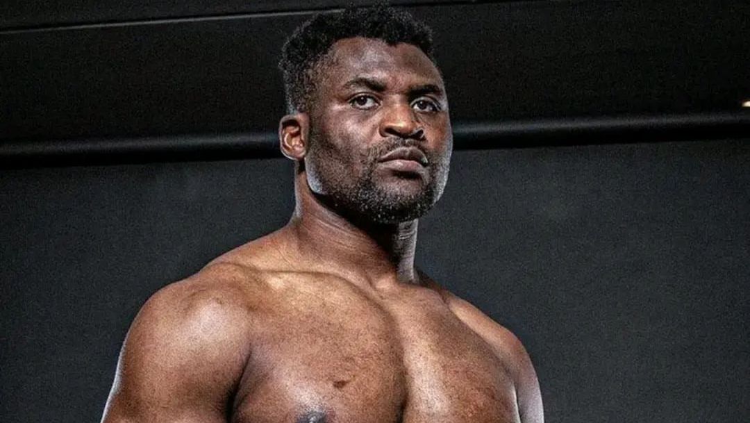 Francis Ngannou posa para foto antes da luta contra o brasileiro Renan Problema