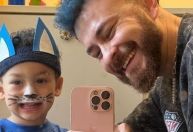 Fred Bruno mostra perrengue no dia do cabelo maluco com Cris: "Virou competição"
