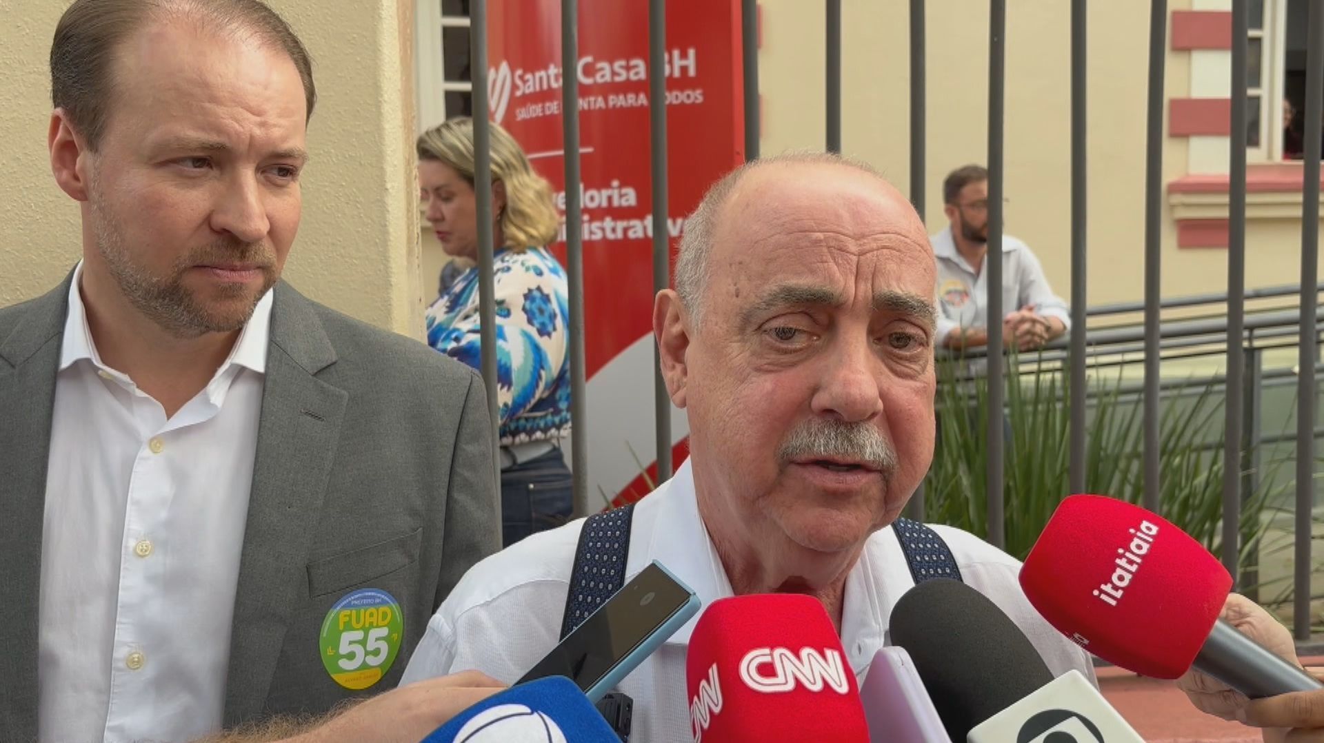 Fuad Noman (PSD), prefeito e candidato à reeleição em Belo Horizonte, fala com jornalistas na saída da Santa Casa da capital mineira, em 15 de outubro de 2024