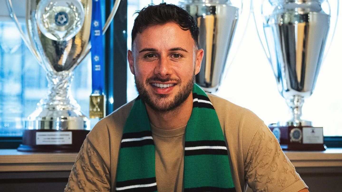 George Baldock sorri ao assinar contrato com o Panathinaikos, no fim de maio