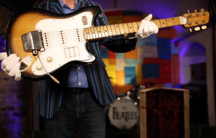 Guitarra "Futurama" tocada por George Harrison no início dos Beatles é exposta em Liverpool por casa de leilões Julien's