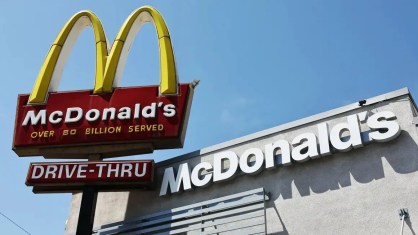 O logotipo do McDonald's é exibido em um restaurante em Burbank, Califórnia, em 22 de julho de 2024.