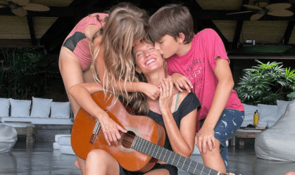 Gisele Bündchen posa com os filhos Vivian e Benjamin