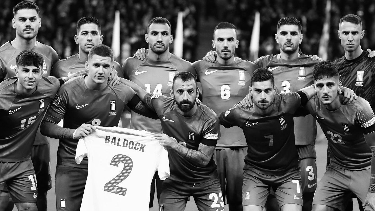 Time da Grécia exibe camisa de Baldock antes do jogo contra a Inglaterra