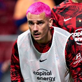 Griezmann com cabelo cor de rosa