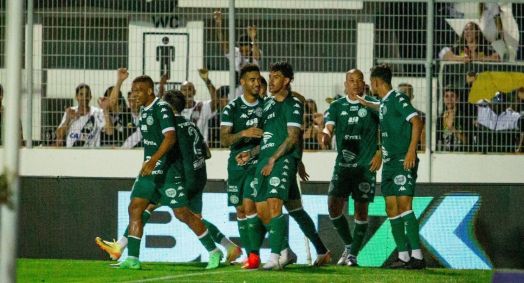 Jogadores do Guarani celebram o único gol do clássico de Campinas