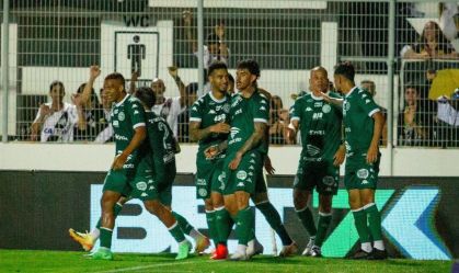 Jogadores do Guarani celebram o único gol do clássico de Campinas