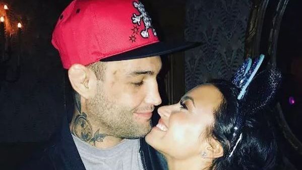 Guilherme Bomba com a cantora Demi Lovato • Reprodução/Instagram