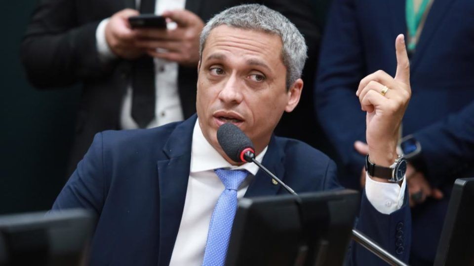 Após ser indiciado pela PF, Gustavo Gayer nega ter desviado verbas | CNN  Brasil