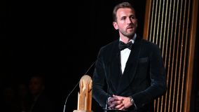 Harry Kane com o troféu Gerd Muller de artilheiro do ano no Bola de Ouro