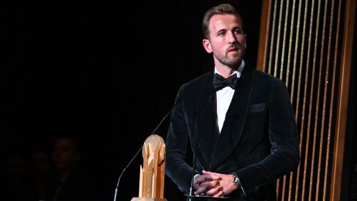 Harry Kane com o troféu Gerd Muller de artilheiro do ano no Bola de Ouro