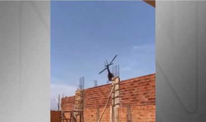 helicóptero pouso forçado capa