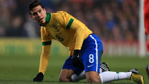Hernanes em jogo da Seleção Brasileira em 2013