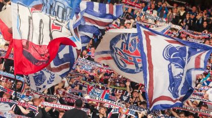 Torcida do Holstein Kiel em jogo da equipe pela Bundesliga
