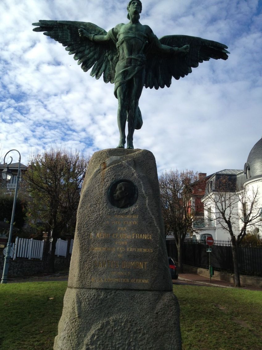 Monumento na praça Santos-Dumont em Saint-Cloud marcando o ligar exato da partida do dirigível 6 em 19/10/1901 rumo a história. No monumento, um Ícaro na ponta dos pés se prepara para eecolar rumo a Torre Eiffel. A escritura na pedra (ver detalhe) celebra o feito extraordinário do maior brasileiro de todos os tempos • Miguel Nicolelis/Arquivo pessoal