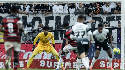 Goleiro Hugo em jogo entre Corinthians e Flamengo na Neo Química Arena pela Copa do Brasil