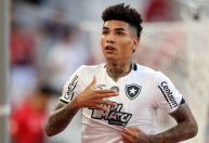 Botafogo vence Athletico-PR e mantém liderança do Brasileirão