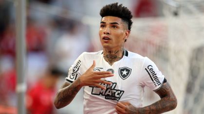 Igor Jesus comemorando gol pelo Botafogo contra o Athletico-PR na 29ª rodada do Campeonato Brasileiro