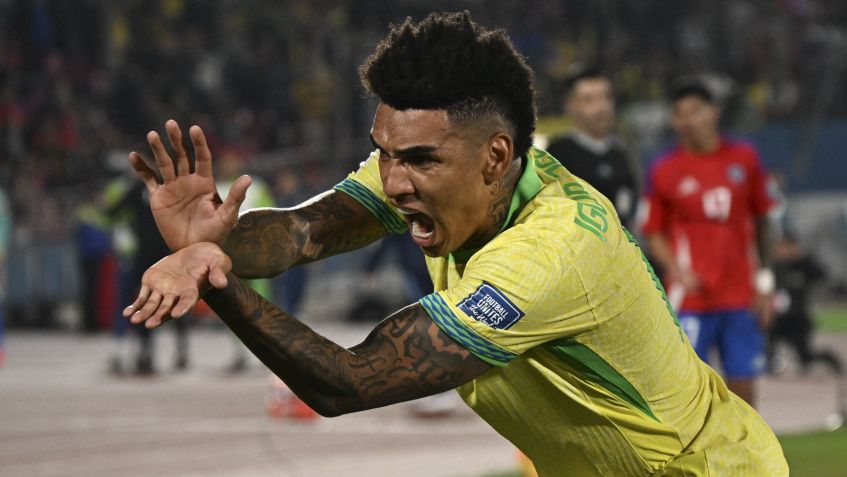 Igor Jesus comemora o gol que marcou em sua estreia pela Seleção Brasileira • Reprodução/X Conmebol