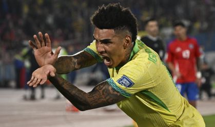 Igor Jesus comemora o gol que marcou em sua estreia pela Seleção Brasileira