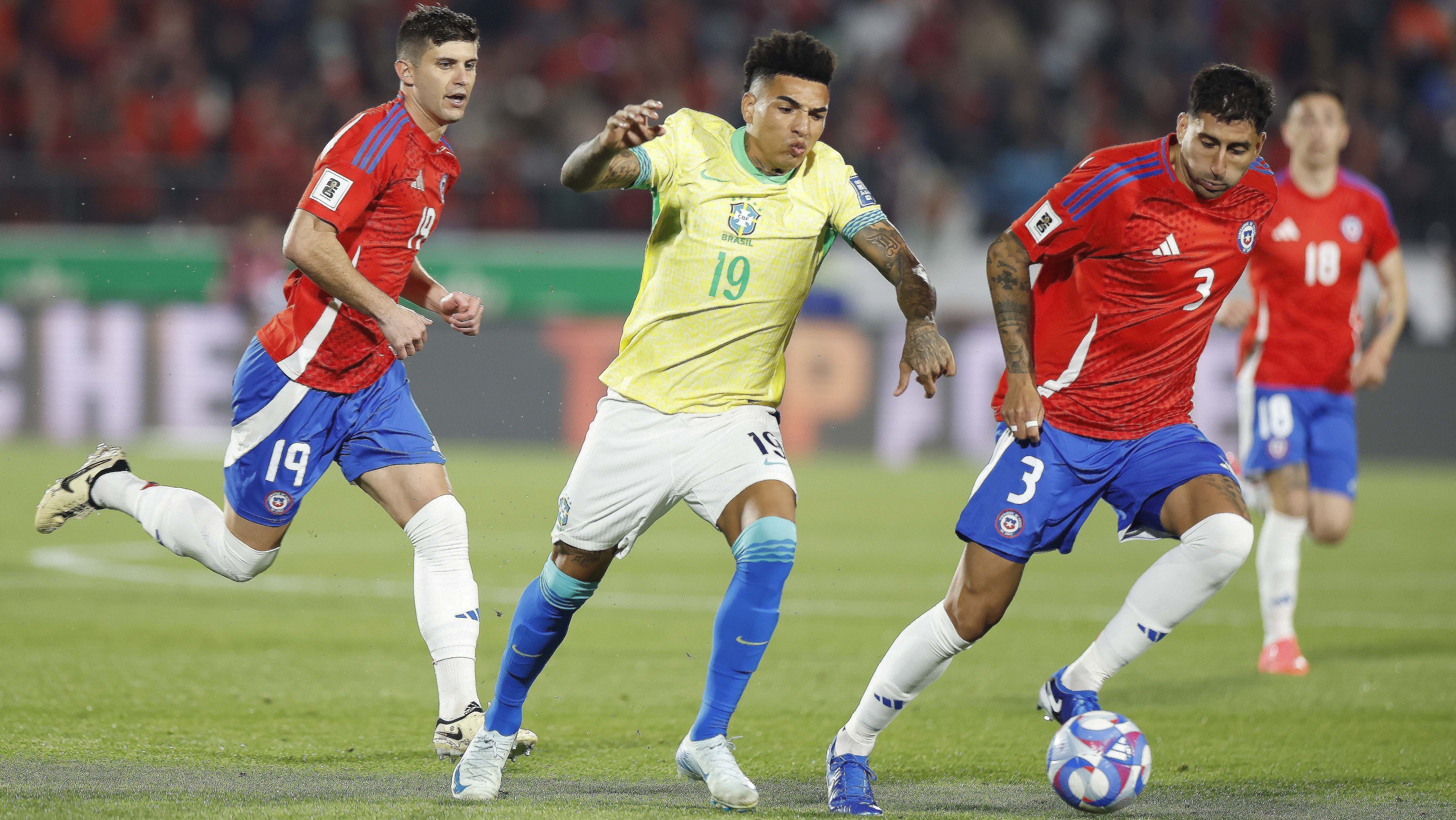 Igor Jesus em lance de Chile 1 x 2 Brasil