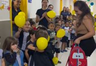 Vídeo: aluno vence câncer e ganha surpresa dos amigos ao voltar para escola