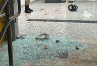 Homem quebra portas e invade agência bancária em Minas Gerais