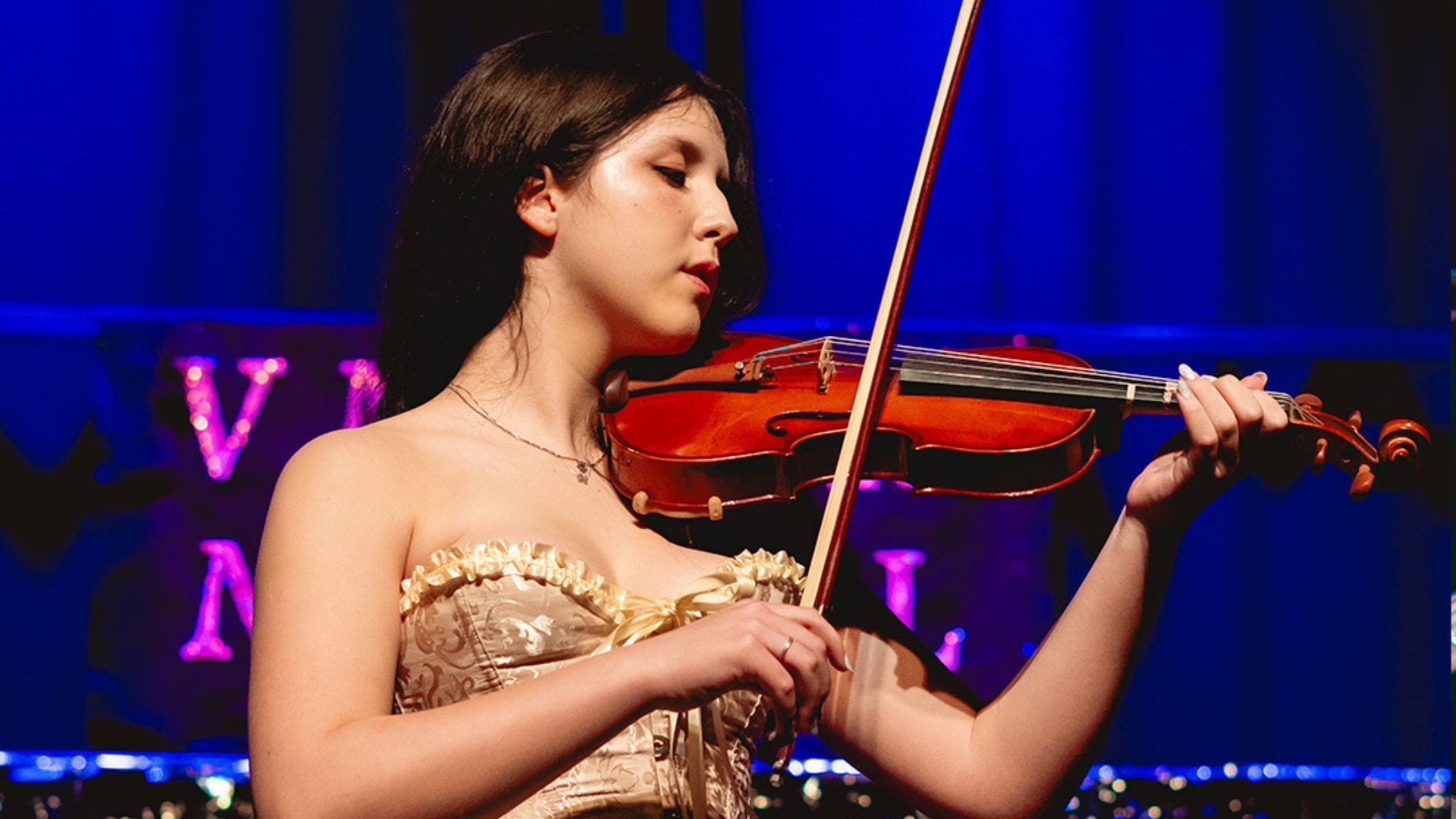 Nicole Mariamne Barth tocou violino na mostra musical do colégio em setembro deste ano. • Reprodução/ Colégio Santa Terezinha