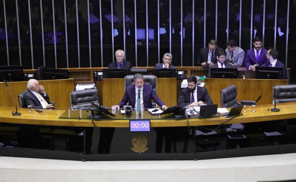 O presidente da Câmara, Arthur Lira (ao centro), durante sessão no plenário