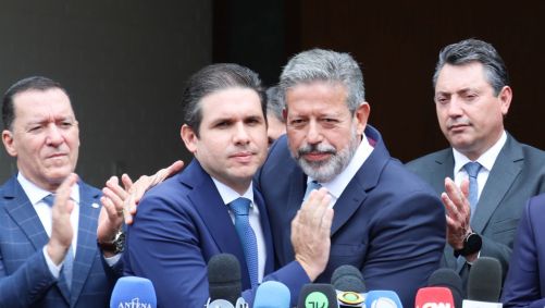 Hugo Motta (à esquerda) recebe abraço de Arthur Lira após anúncio de que receberá apoio na disputa pela presidência da Câmara