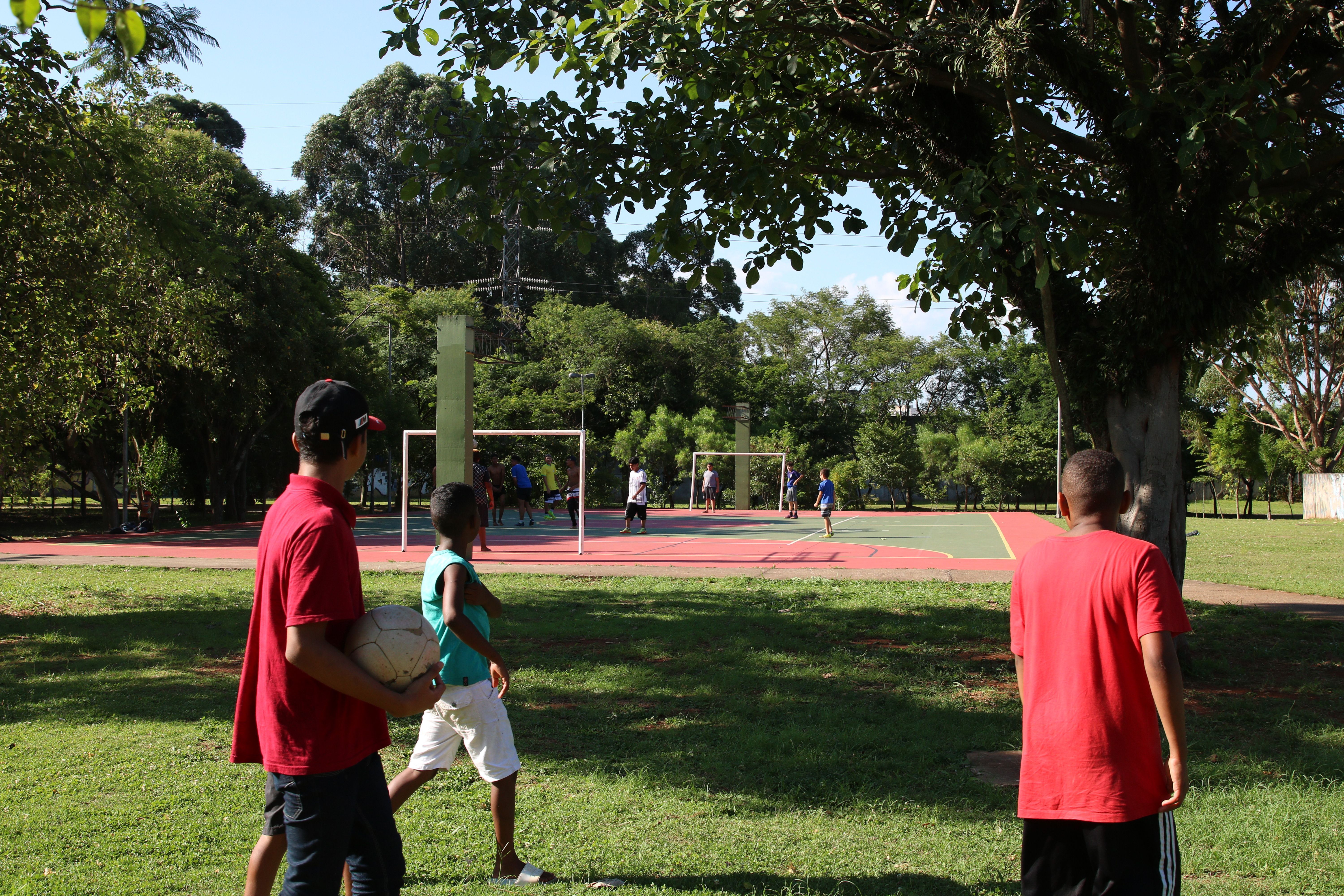 Crianças jogam futebol no Parque Estadual do Belém Manoel Pitta, no Belenzinho, zona leste da capital Paulista.