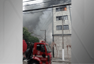 Incêndio atinge prédio comercial no Brás, em São Paulo