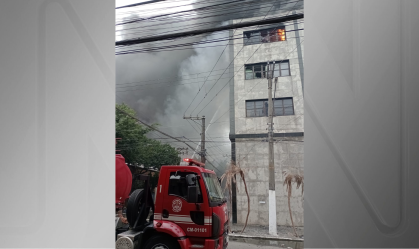 Incêndio atinge prédio comercial no Brás, em São Paulo