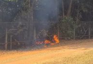 Incêndio florestal se aproxima de residências e assusta moradores em Brasília