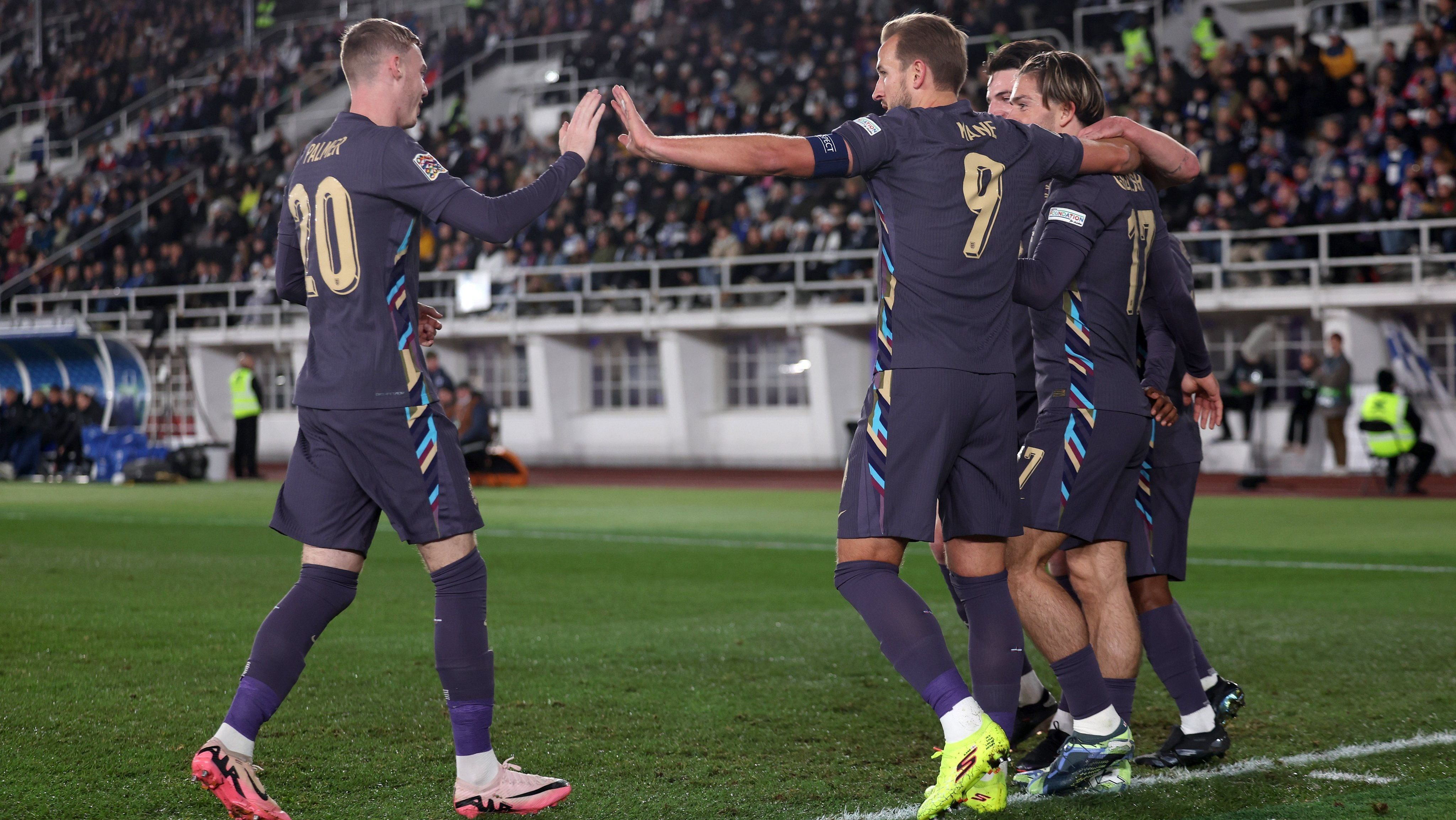 Jogadores da Inglaterra comemoram o gol de Grealish, que abriu o placar na vitória contra a Finlândia