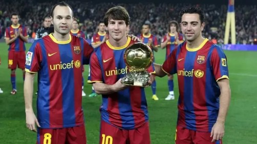 Iniesta, Messi e Xavi comemoram a Bola de Ouro conquistada pelo argentino em 2010