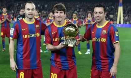 Iniesta, Messi e Xavi comemoram a Bola de Ouro conquistada pelo argentino em 2010