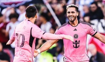 Campana celebra com Messi o gol da vitória do Inter Miami sobre o Toronto FC