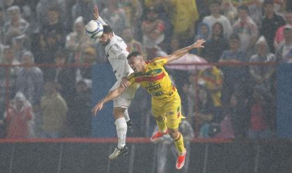 Com "estádio balançando", Brusque vence Ituano na Série B