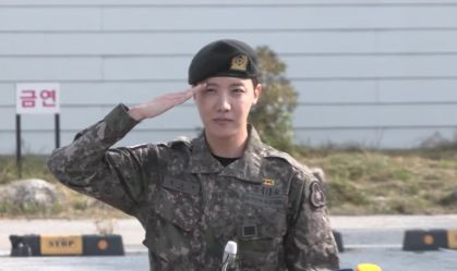 K-pop: J-Hope, do BTS, completa serviço militar e é recebido por Jin