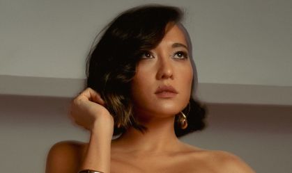 Jacqueline Sato celebra estreia de "Volta Por Cima", nova novela das 7, da TV Globo