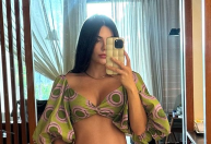 Jade Magalhães mostra novas fotos da barriga em férias com Luan Santana; veja