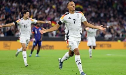 Leweling, atacante do Stuttgart, comemora o gol da vitória da Alemanha sobre a Holanda na Nations League