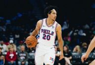 NBA: Jared McCain sofre nova lesão no polegar e preocupa 76ers