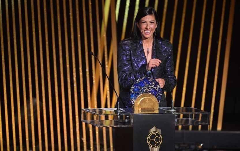 Jennifer Hermoso recebe o prêmio durante evento em Paris